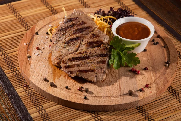 Carne Parrilla Con Salsa Barbacoa Sobre Fondo Madera —  Fotos de Stock