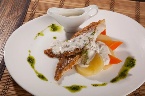 Orta az pişmiş ızgara sığır eti biftek antrikot dilimli — Stok Foto