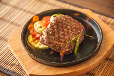 Kızartma tavası ve masada yanan bir alev.