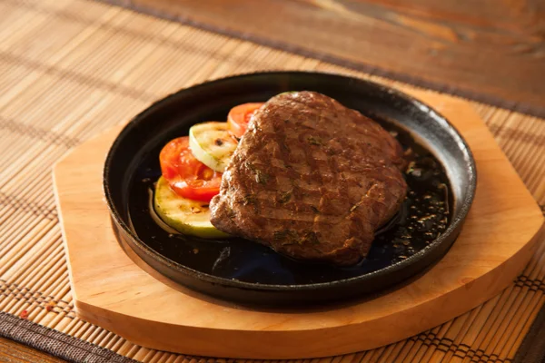 Steak Flamme Auf Heißer Schwarzer Pfanne — Stockfoto