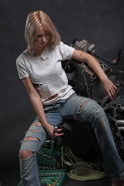 ブラックを基調としたレンチキーを持つエンジンオイルの女の子 — ストック写真