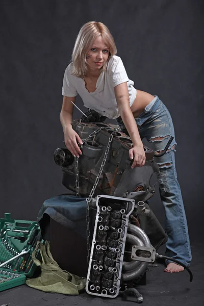 Menina Óleo Motor Com Chave Chave Fundo Preto — Fotografia de Stock