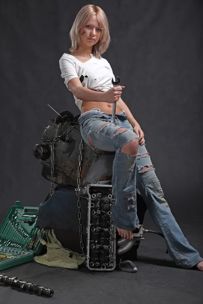 女孩在发动机油与扳手键黑色背景 — 图库照片