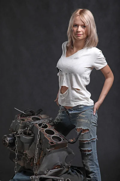 Menina Óleo Motor Com Chave Chave Fundo Preto — Fotografia de Stock