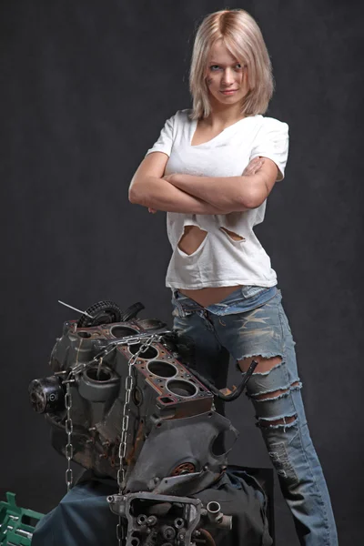 ブラックを基調としたレンチキーを持つエンジンオイルの女の子 — ストック写真