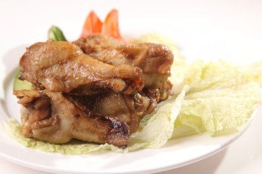 Yol kenarındaki kafede hızlı pişen tavuk ızgara.