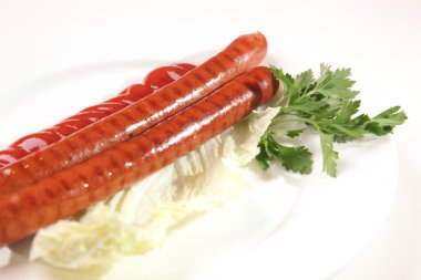 Yol kenarındaki kafede füme sosis ve ketçap.