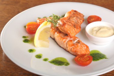 Limonlu ve soslu ızgara somon balığı.