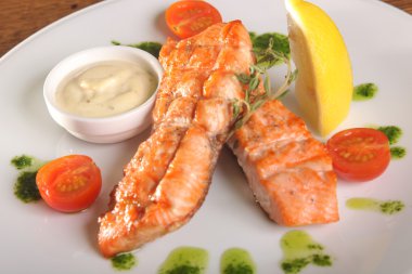 Limonlu ve soslu ızgara somon balığı.