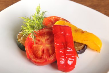 ızgara sebze biber domates patlıcan plaka üzerinde