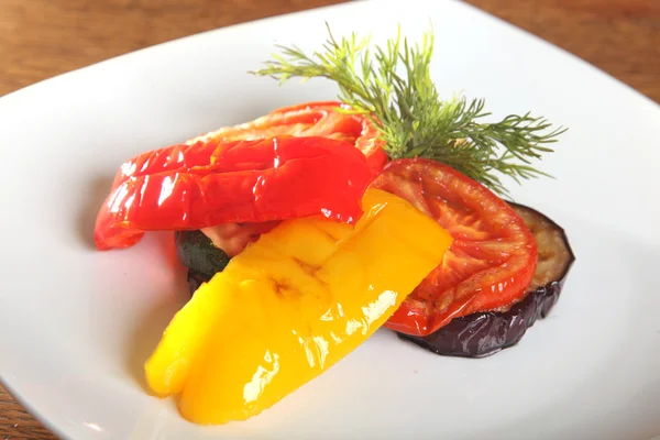 Ψητά Λαχανικά Πιπεριές Ντομάτες Μελιτζάνες Στο Πιάτο — Φωτογραφία Αρχείου