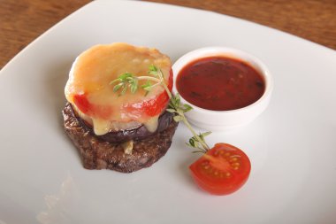 Biftek ve domates peyniri tabakta