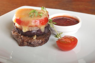 Biftek ve domates peyniri tabakta