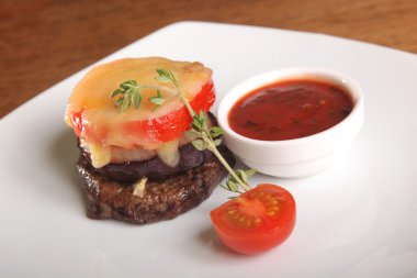 Biftek ve domates peyniri tabakta