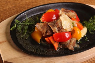 Kızartma tavasında sebzeli et