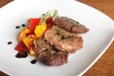 Tabaktaki sebzelerde et madalyonları