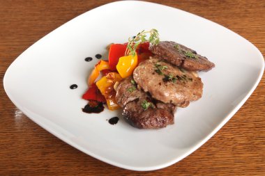 Tabaktaki sebzelerde et madalyonları