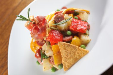 Beyaz tabakta Meksika usulü salata.