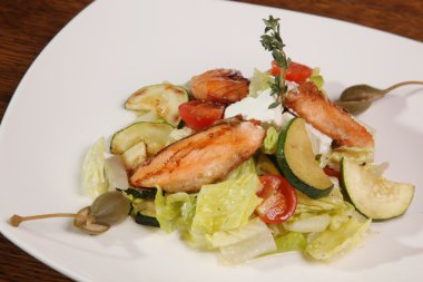 Füme somon ve kabaklı salata.