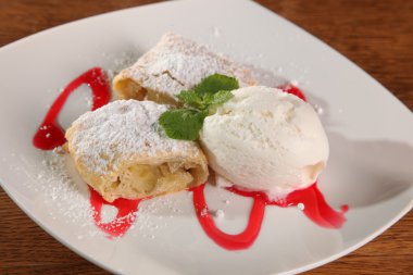 Elmalı tart, dondurma ve sos.