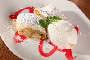 Elmalı tart, dondurma ve sos.