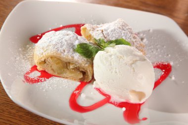 Elmalı tart, dondurma ve sos.