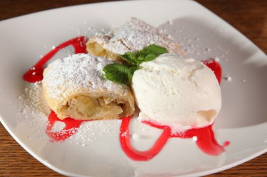 Elmalı tart, dondurma ve sos.