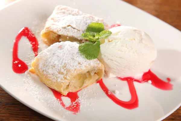 Elmalı tart, dondurma ve sos.