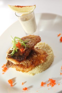 Garnitürlü sazan balığı ve tabakta mantar sosu.