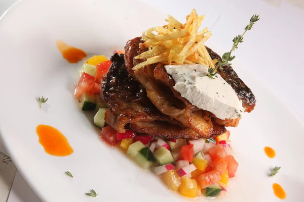 Poisson Frit Sur Des Légumes Dans Une Assiette — Photo