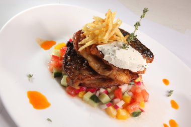 Sebzeli kızarmış balık