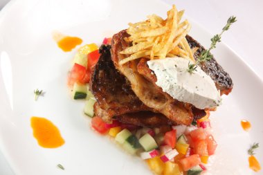 Sebzeli kızarmış balık