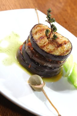 Beyaz plaka üzerinde ızgara patlıcan