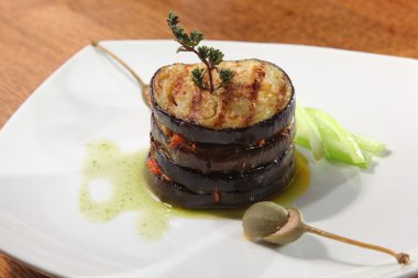 Beyaz plaka üzerinde ızgara patlıcan