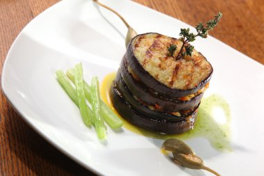 Beyaz plaka üzerinde ızgara patlıcan