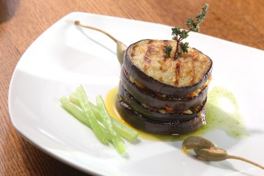 Beyaz plaka üzerinde ızgara patlıcan