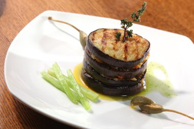 Beyaz plaka üzerinde ızgara patlıcan