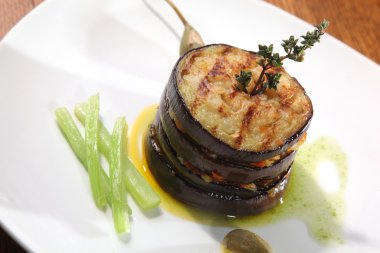 Beyaz plaka üzerinde ızgara patlıcan