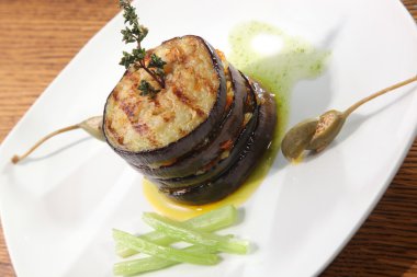 Beyaz plaka üzerinde ızgara patlıcan