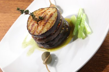 Beyaz plaka üzerinde ızgara patlıcan