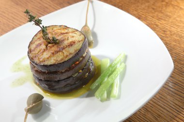 Beyaz plaka üzerinde ızgara patlıcan