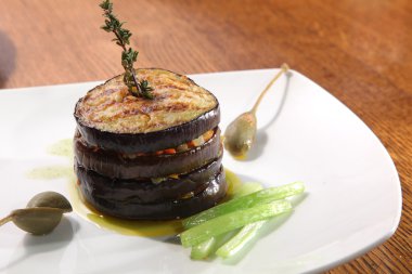 Beyaz plaka üzerinde ızgara patlıcan