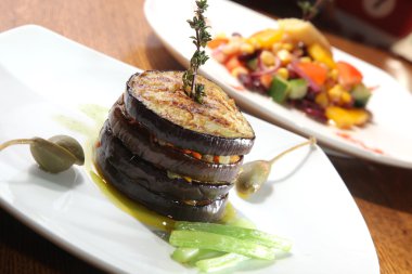 Beyaz plaka üzerinde ızgara patlıcan