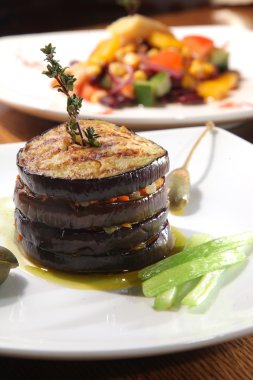 Beyaz plaka üzerinde ızgara patlıcan