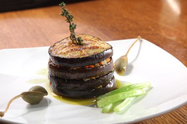 Beyaz plaka üzerinde ızgara patlıcan