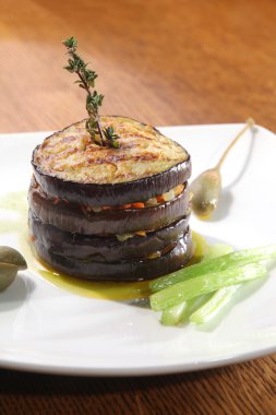 Beyaz plaka üzerinde ızgara patlıcan