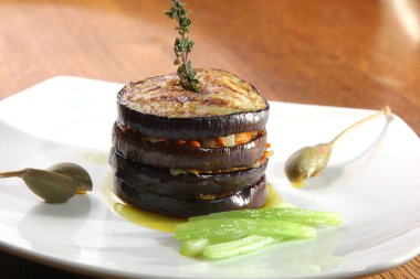 Beyaz plaka üzerinde ızgara patlıcan