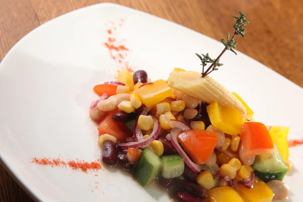 Salat Mit Bohnen Und Mais Auf Teller — Stockfoto