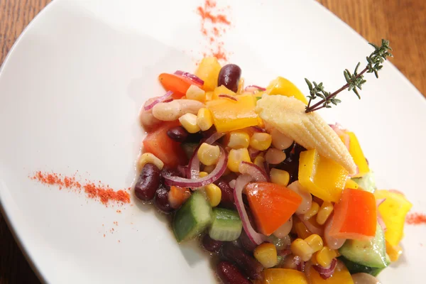 Salat Mit Bohnen Und Mais Auf Teller — Stockfoto