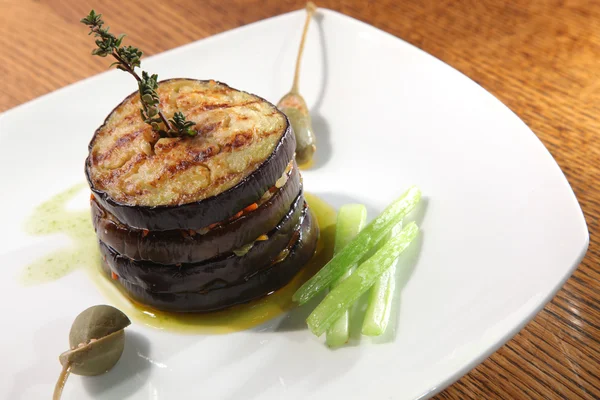 Beyaz plaka üzerinde ızgara patlıcan